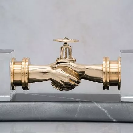 Подарок партнёру-нефтянику «Рукопожатие» МП-37544